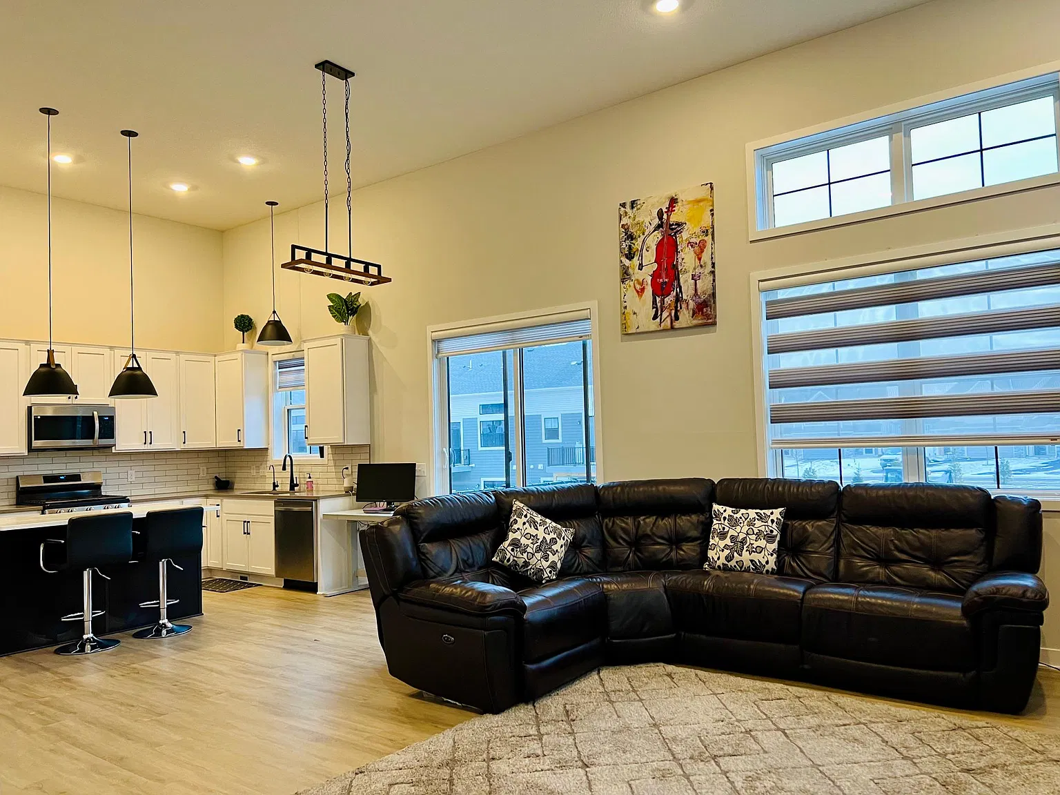 3 bed, 3.5 bath, 2069 sqft, $2,800 — Photo 2