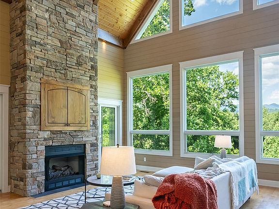 5th image of 33 Bridle Path Dr