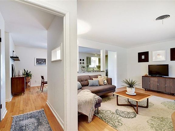 4th image of 2309 Fair Oaks Dr