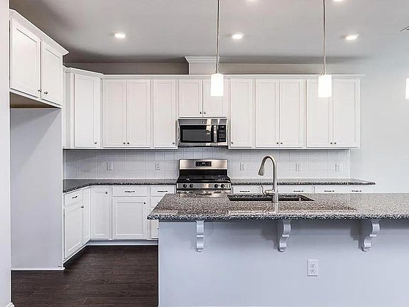 4th image of 1077 Manorhaven Dr