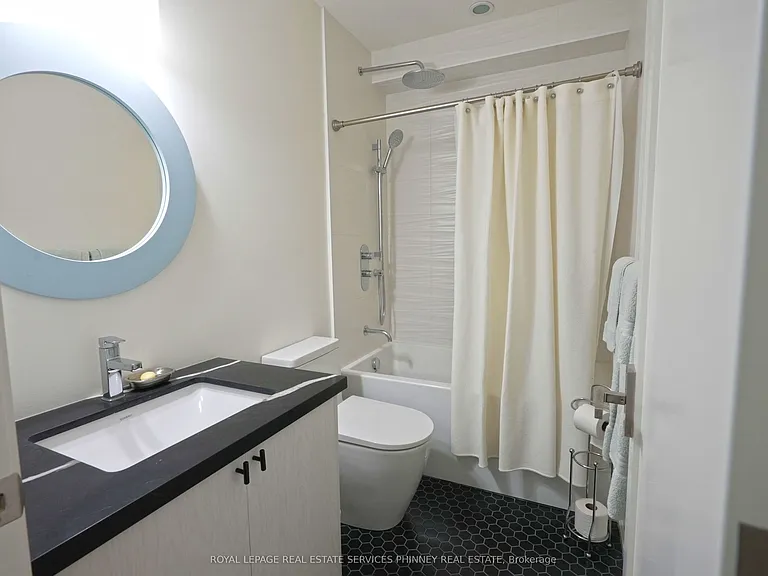 1413 Queen Victoria Ave — Photo 12