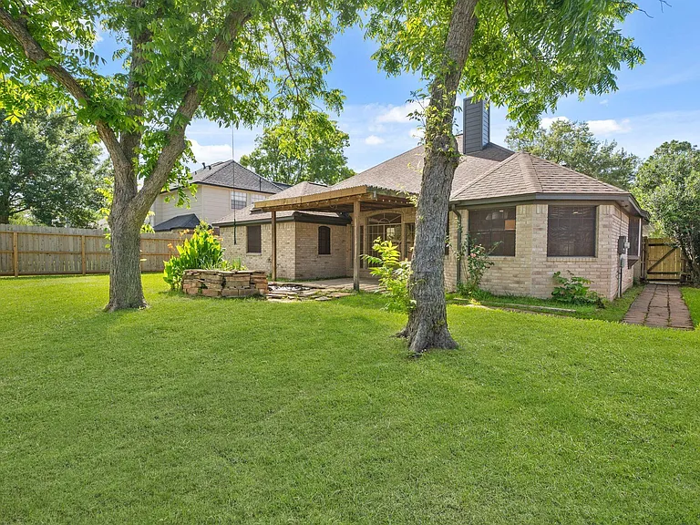 710 Lochnell Dr — Photo 24