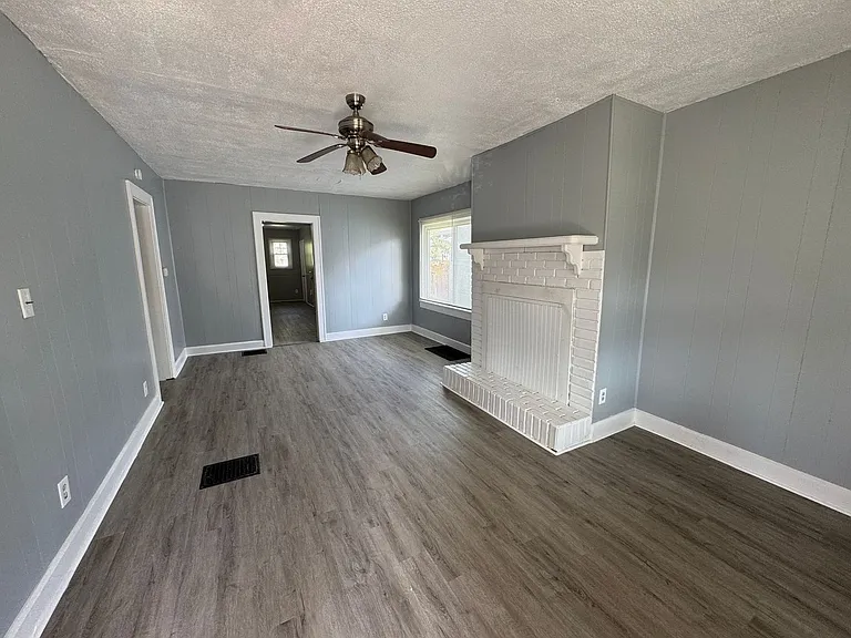 1529 Dawson St — Photo 2
