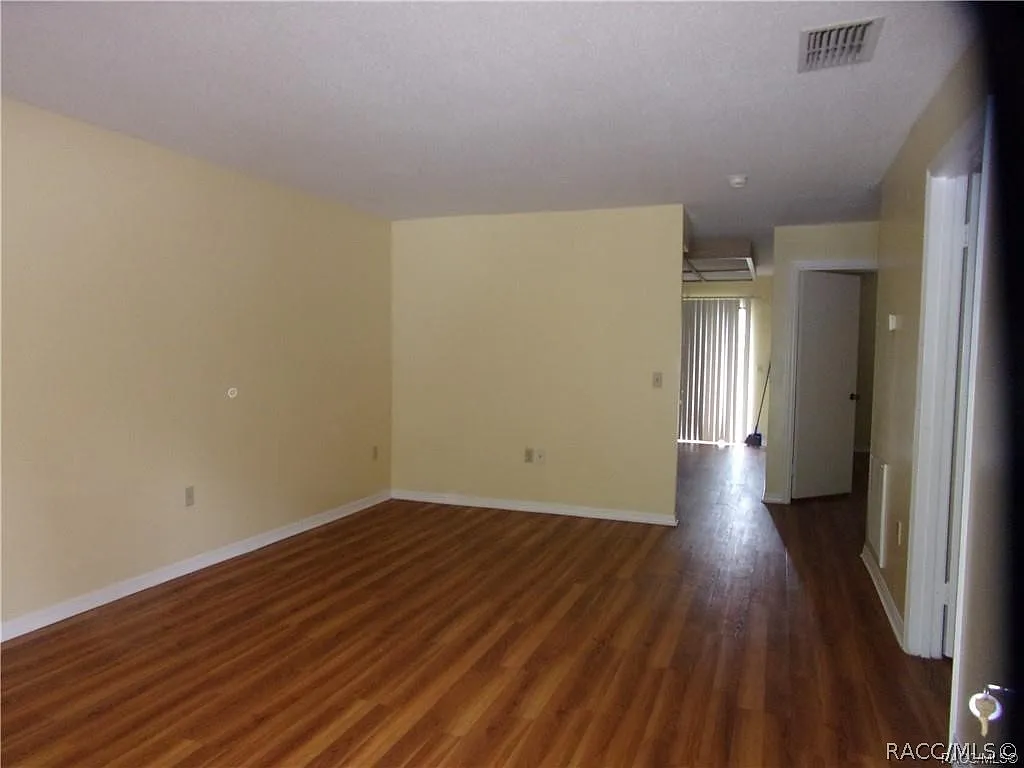 2 bed, 1.0 bath, 980 sqft, $1,170 — Photo 2