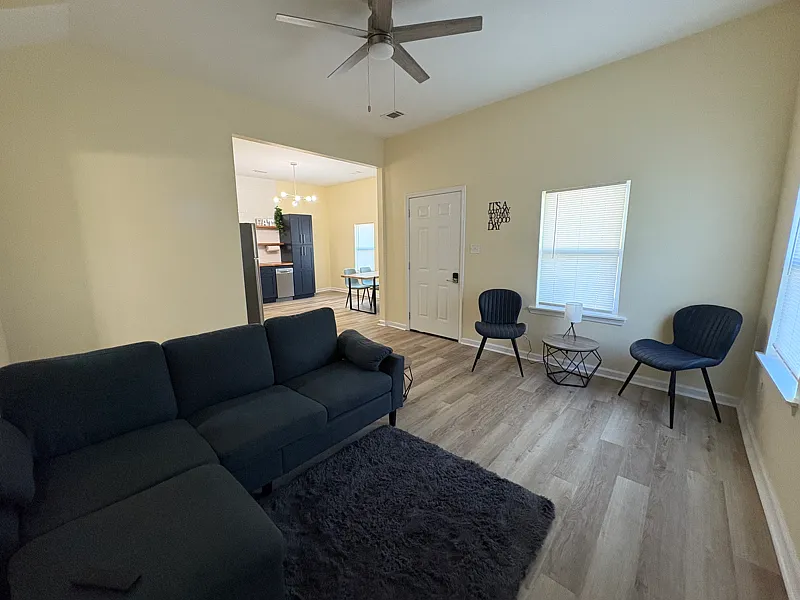 405 Bender St