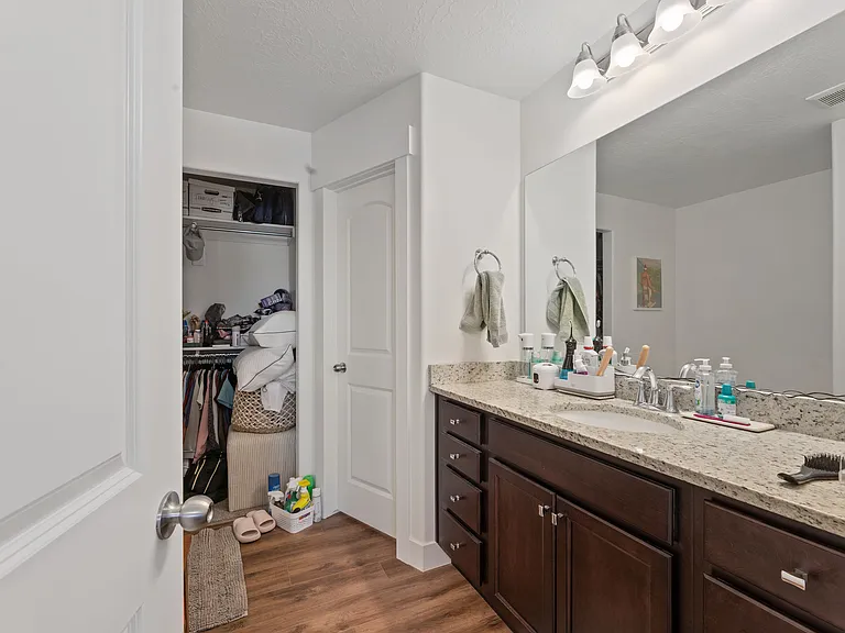 932 N Olson Dr — Photo 5