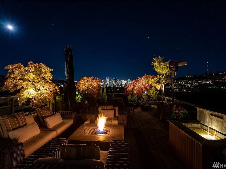 Private rooftop deck with city and Lake Union views!