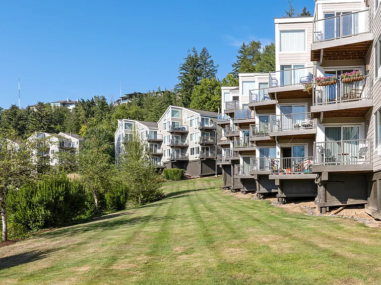 Sunset Summit Apartments — Photo 61