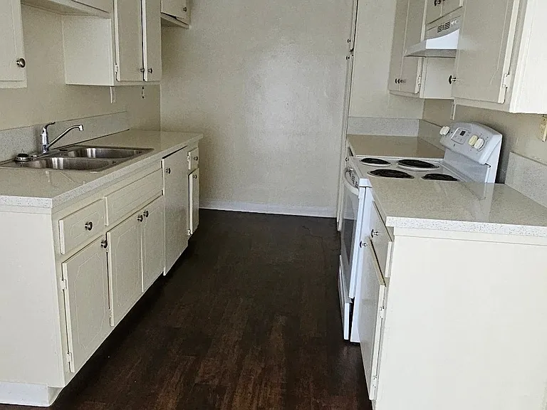 200 W. Arbor Vitae St. — Photo 1