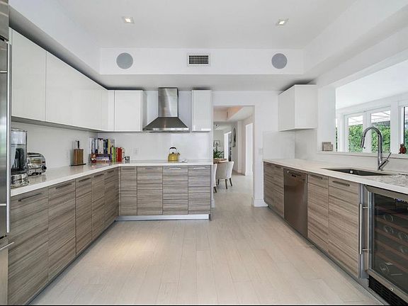 5th image of 6040 Lagorce Dr