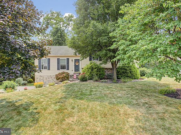 2nd image of 1858 Falcon Ln