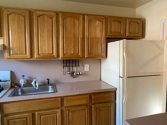 5th image of 247-62 77th Cres Floor 1