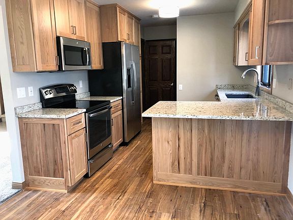 Kitchen w/ Breakfast Bar Penisula