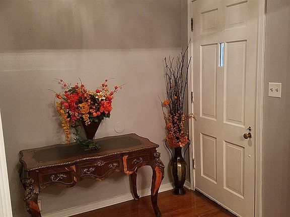 4th image of 222 Linden Cir