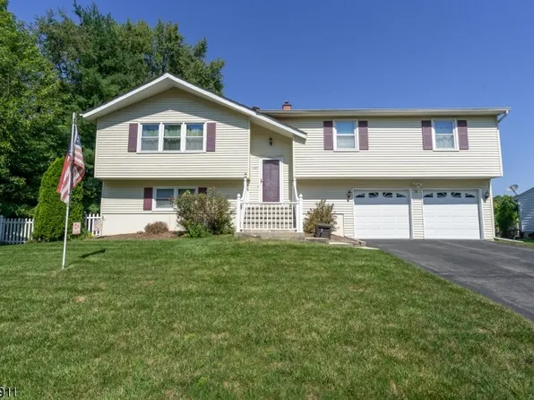 131 Stonehenge Dr, Lopatcong Twp., NJ 08865