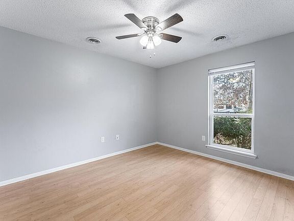 3rd image of 2316-2318 N Raven Ln