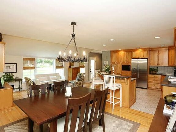 4th image of 8 Orchard Hill Dr