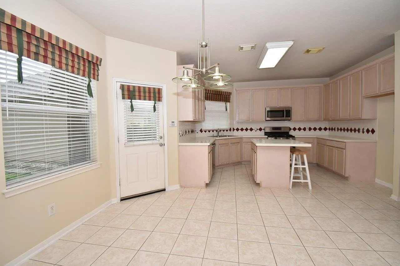 3 bed, 2.5 bath, 2704 sqft, $2,600 — Photo 4