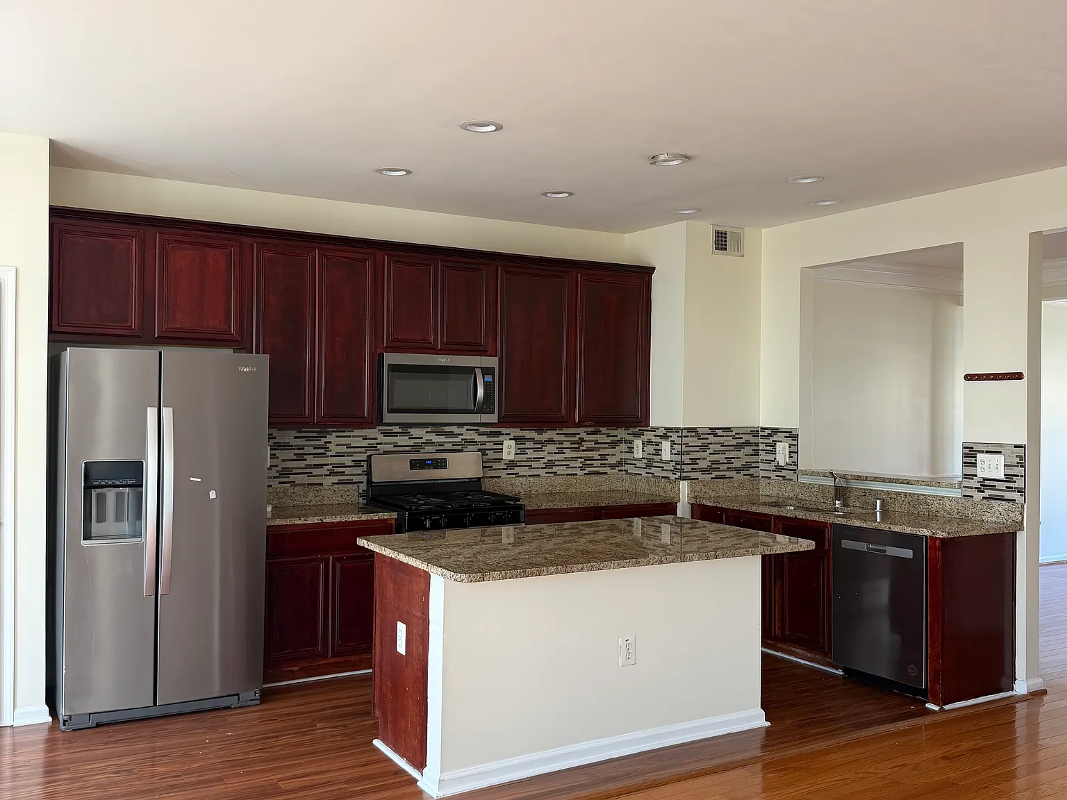 3 bed, 2306 sqft, $3,000 — Photo 3