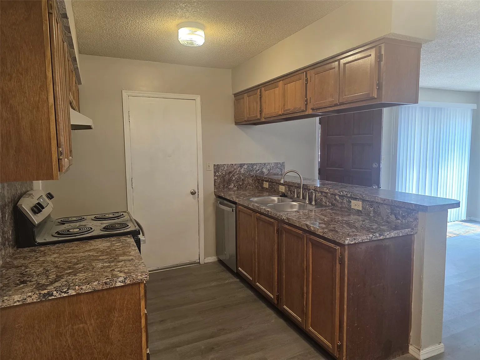 3 bed, 2.0 bath, 2304 sqft, $1,250 — Photo 3