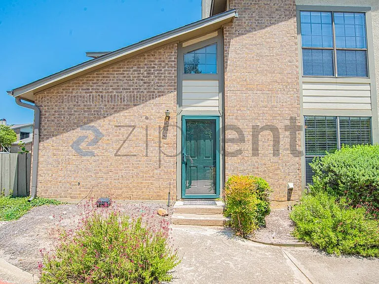 334 W Harwood Rd #A — Photo 2
