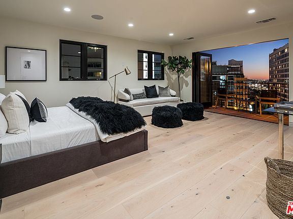 3rd image of 8425 W Sunset Blvd