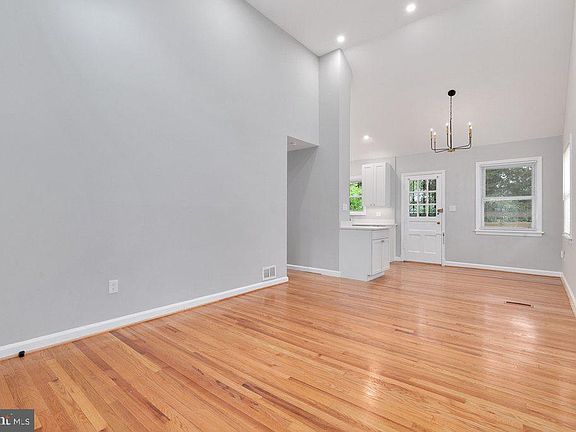 5th image of 6015 37th Ave