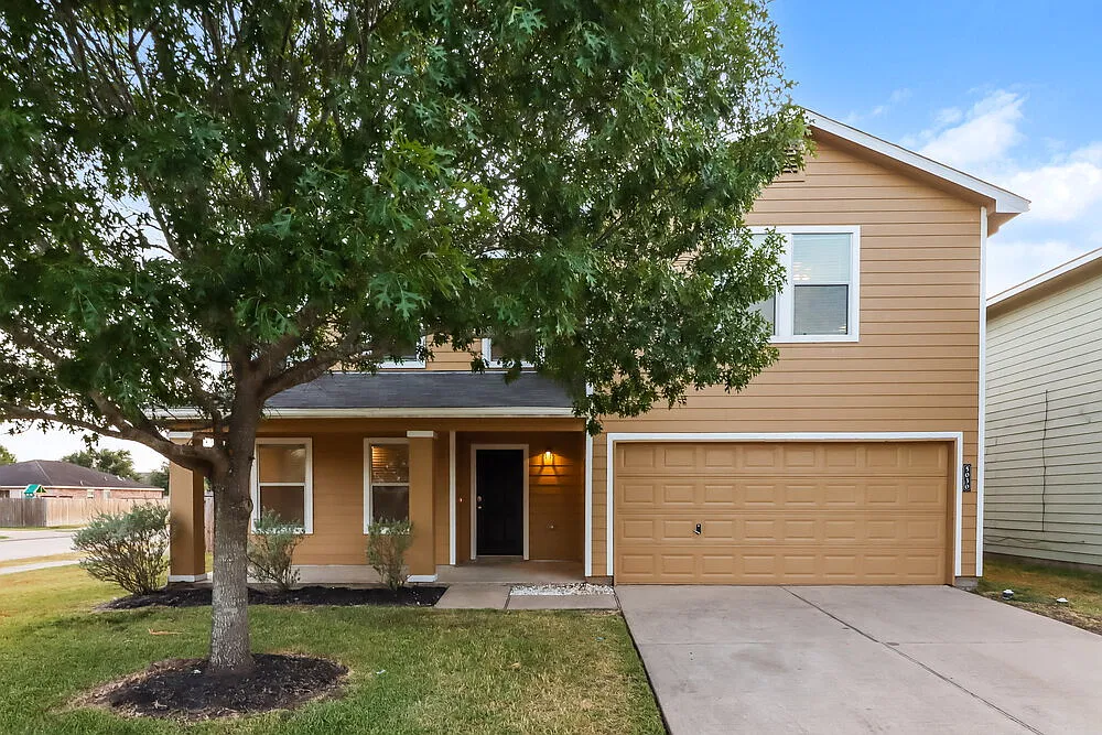3 bed, 2.0 bath, 2260 sqft, $2,135 — Photo 1