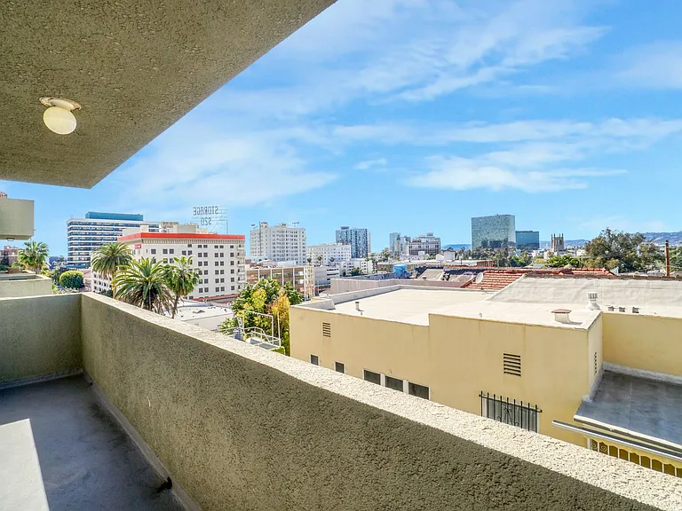 511 Carondelet Apartments — Photo 22