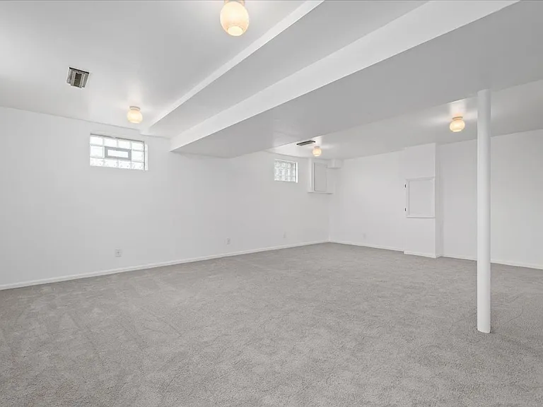 1303 Cloverdale St — Photo 29
