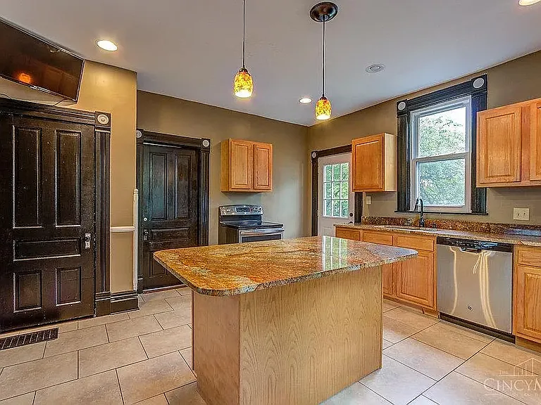212 S College Ave — Photo 4