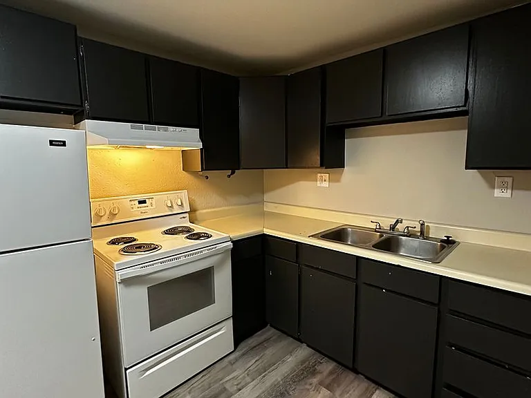 311 University Dr. — Photo 9