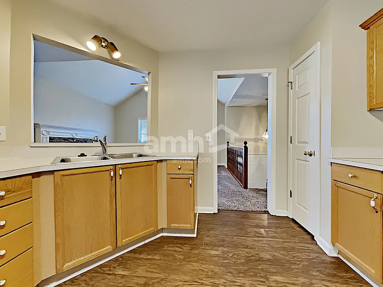 624 Glendale Forest Dr — Photo 8