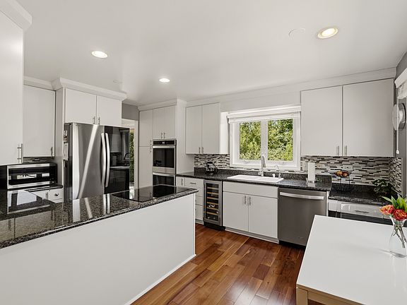 5th image of 660 Ballantrae Dr APT B