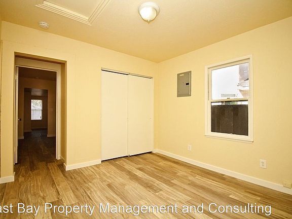 3rd image of 915 Harliss Ave
