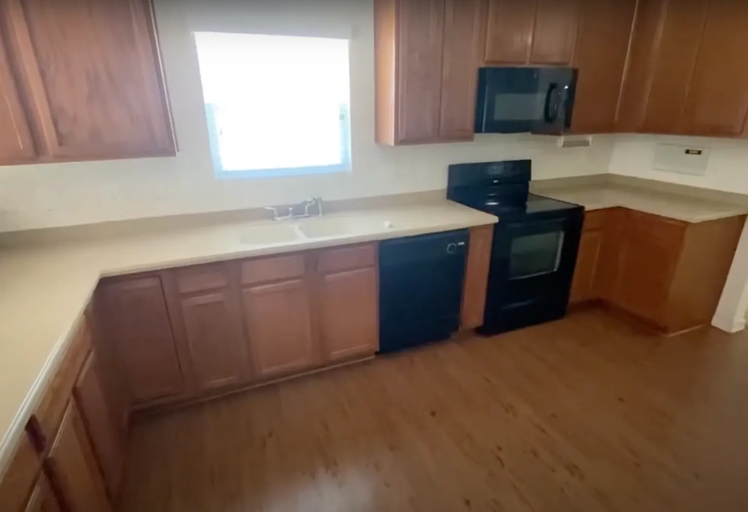 Room in 5 Bedroom Home at Genlee Dr — Photo 4