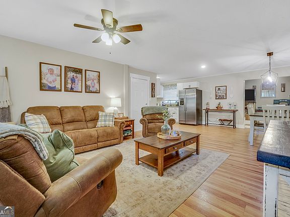 4th image of 319 Elizabeth Ln