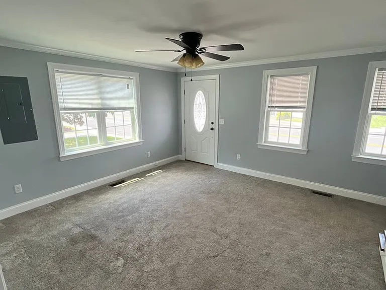 112 E Main St — Photo 14