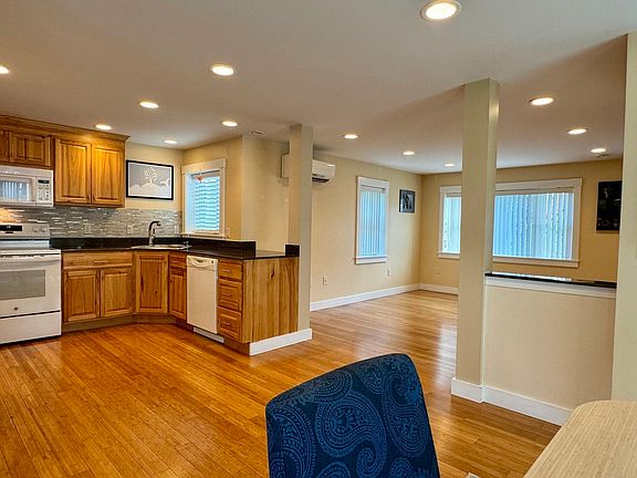 4th image of 104 Davis St