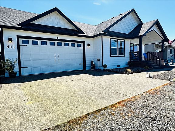 Welcoming covered front porch>