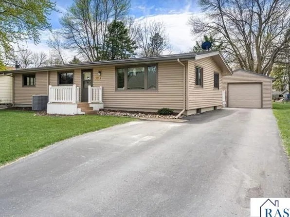 905 9th Ave NW, Waseca, MN 56093