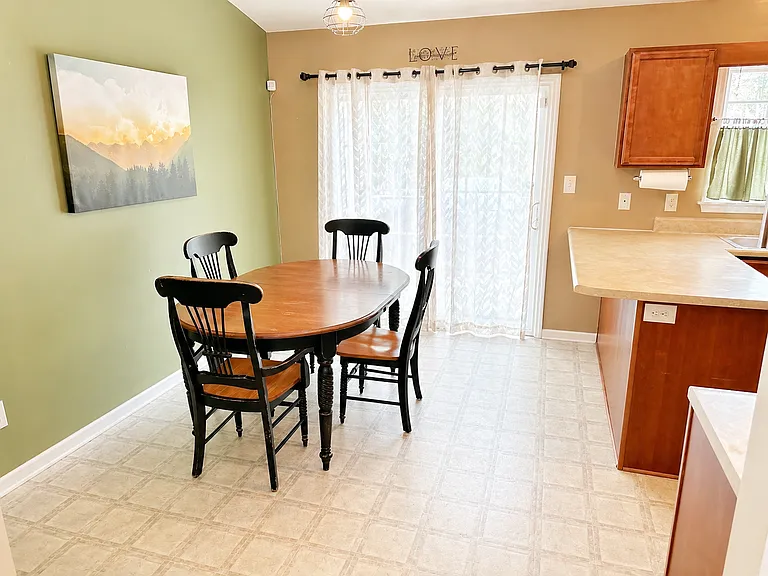 203 Stockton Ct — Photo 6