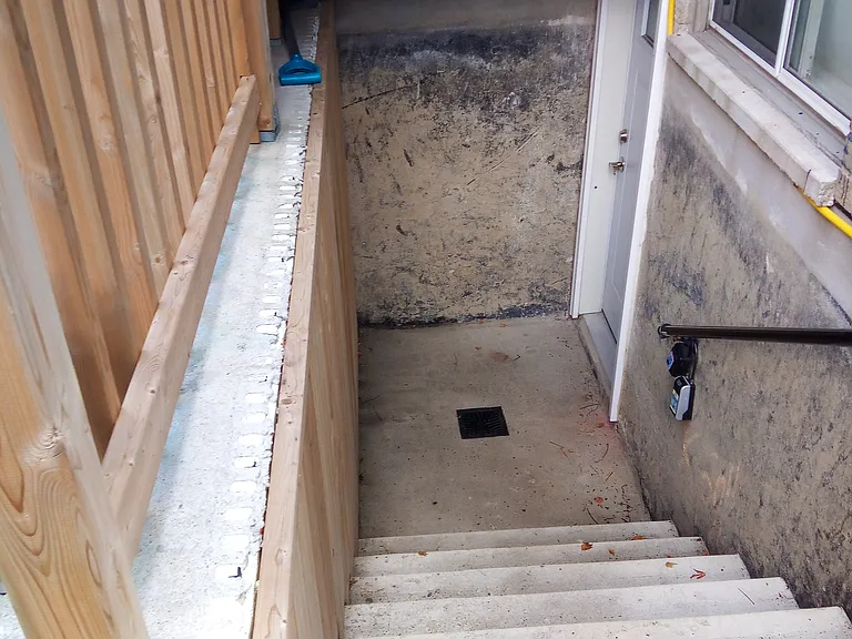 116 Regina Ave — Photo 8
