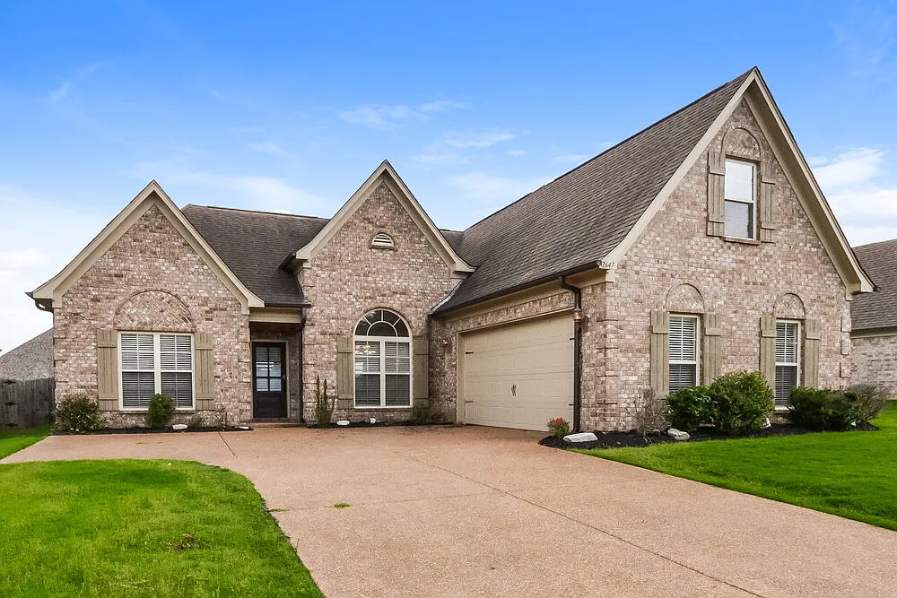 4 bed, 2.0 bath, 2002 sqft, $2,330 — Photo 4