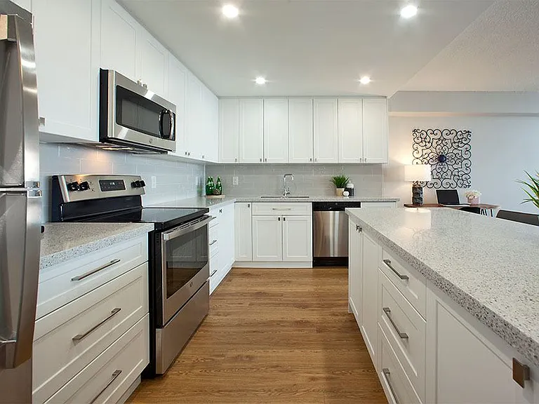 165 La Rose Ave — Photo 3