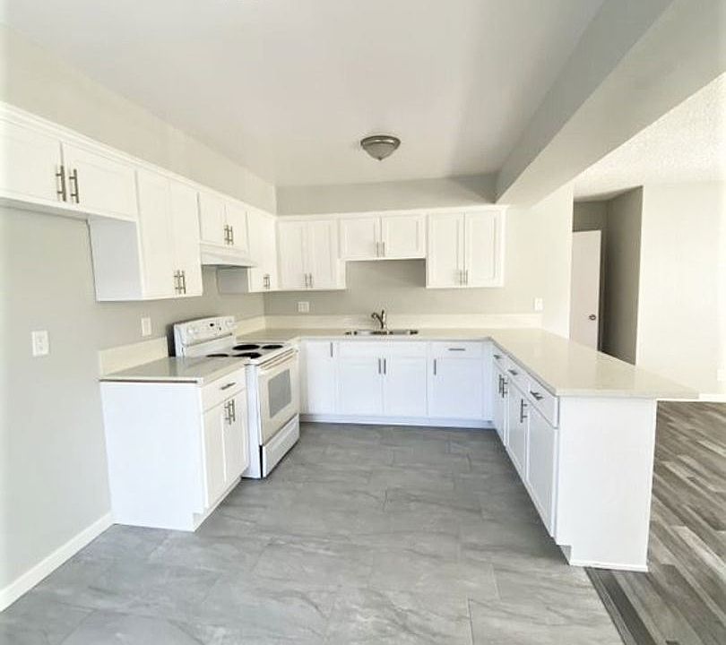 1st image of 985 N Park Cir #10