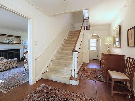2nd image of 3332 Woodridge Pl