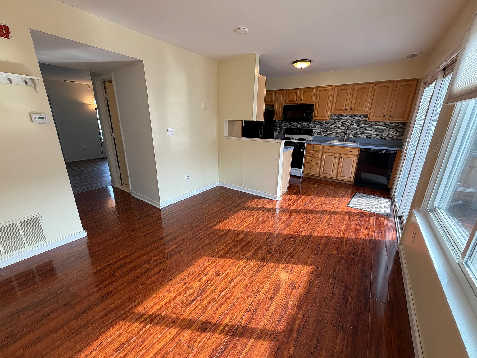 3 bed, 1.5 bath, 1220 sqft, $2,600 — Photo 4