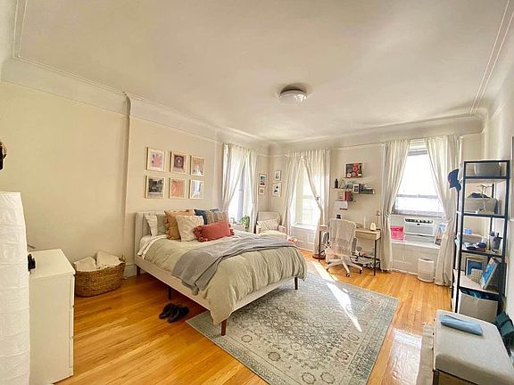 3rd image of 251 W 81st St #2R