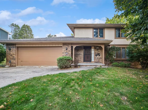 9929 Colby Ave, Clive, IA 50325